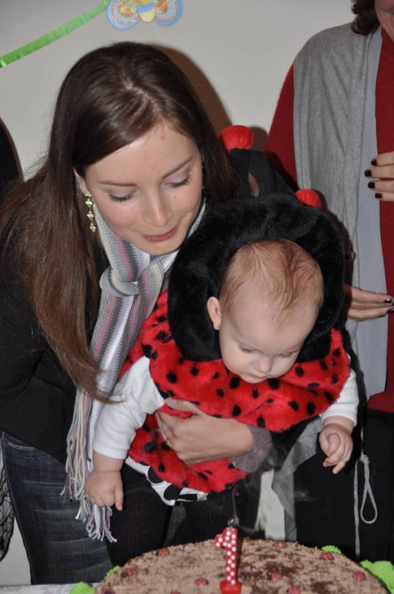 Com a mamãe, festejando um ano de idade, em Curitiba - PR